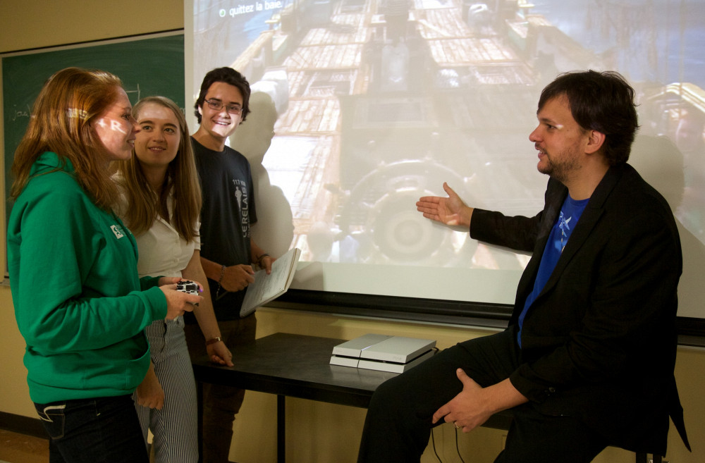 Thierry Robert et ses étudiants testent un jeu vidéo lors du cours Histoire, jeu vidéo et ludification.