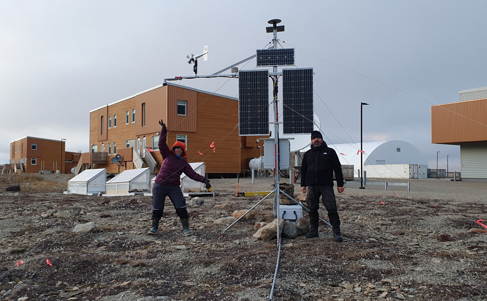 Celia Trunz et Patrick M&eacute;nard devant la nouvelle station de mesure de la quantit&eacute; de neige au sol.
