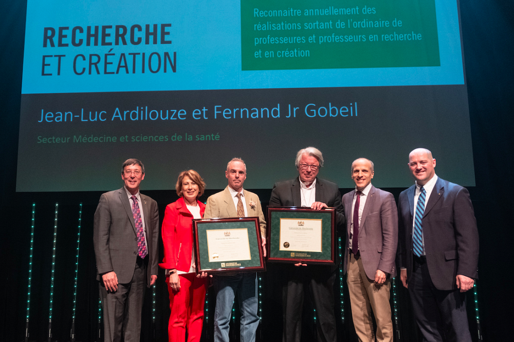 Les Prs&nbsp;Fernand Gobeil et Jean-Luc Ardilouze, r&eacute;cipiendaires du Prix de la recherche et de la cr&eacute;ation, en M&eacute;decine et sciences de la sant&eacute;, accompagn&eacute;s de Mona Nemer, conseill&egrave;re scientifique en chef du Canada, du Pr&nbsp;Jean-Pierre Perreault, vice-recteur &agrave; la recherche et aux &eacute;tudes sup&eacute;rieures, du Pr&nbsp;Pierre Cossette, recteur, et du Pr&nbsp;Jean-Pascal Lemelin, vice-recteur adjoint &agrave; la recherche et aux &eacute;tudes sup&eacute;rieures.Photo : Michel Caron - UdeS