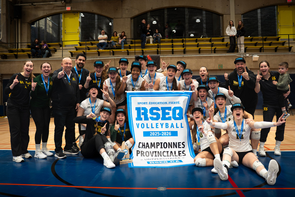 L'&eacute;quipe f&eacute;minine de volleyball du Vert & Or a soulev&eacute; la banni&egrave;re de Championnat provincial 2026 lors du second match de la s&eacute;rie ultime samedi apr&egrave;s-midi, &agrave; Montr&eacute;al.