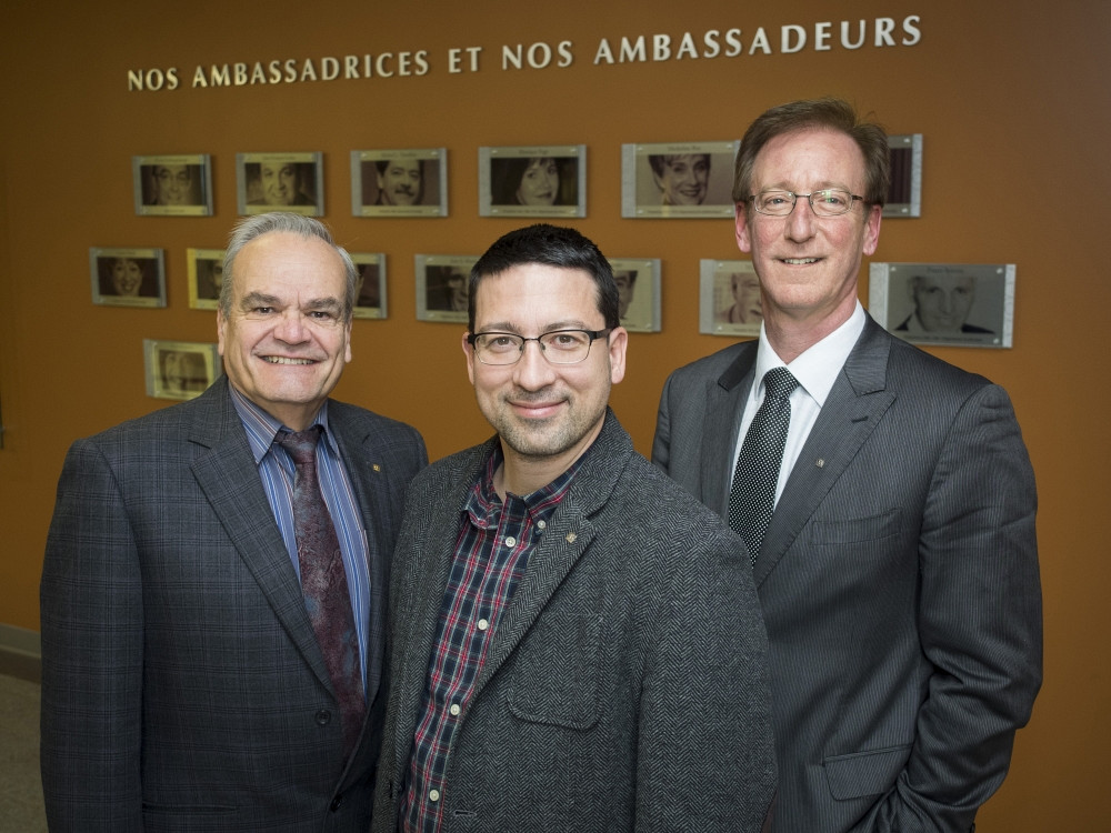 Le doyen de la Faculté des sciences, le professeur Serge Jandl, le professeur Pierre Marc Jodoin et le directeur général de La Fondation de l'Université de Sherbrooke, Me François Dubé.