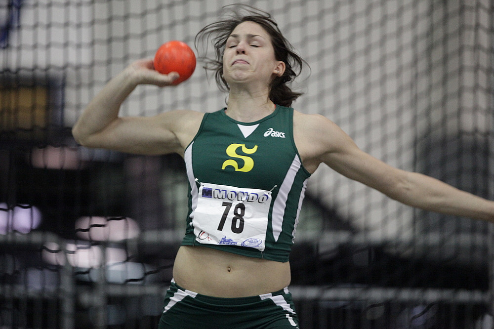 Pascale D&eacute;lisle a remport&eacute; la m&eacute;daille d'argent au lancer du poids, samedi au Rouge et Or Invitation d'athl&eacute;tisme.