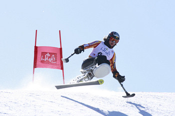 Josh Dueck, médaillé d'argent en slalom sur sit-ski.