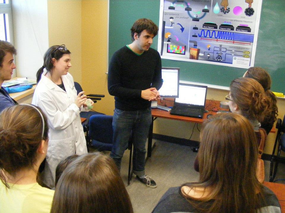 Des étudiants écoutent attentivement les explications d'un étudiant-chercheur lors d'une précédente édition de Osez la recherche