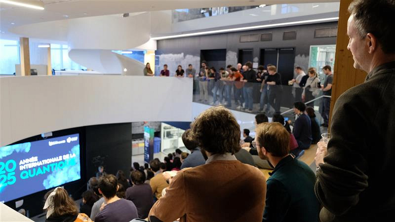 Plus d&rsquo;une centaine de personnes de l&rsquo;&eacute;cosyst&egrave;me quantique ont particip&eacute; au coquetel de lancement de l'Ann&eacute;e internationale de la quantique tenu &agrave; l'Institut quantique de l'Universit&eacute; de Sherbrooke.