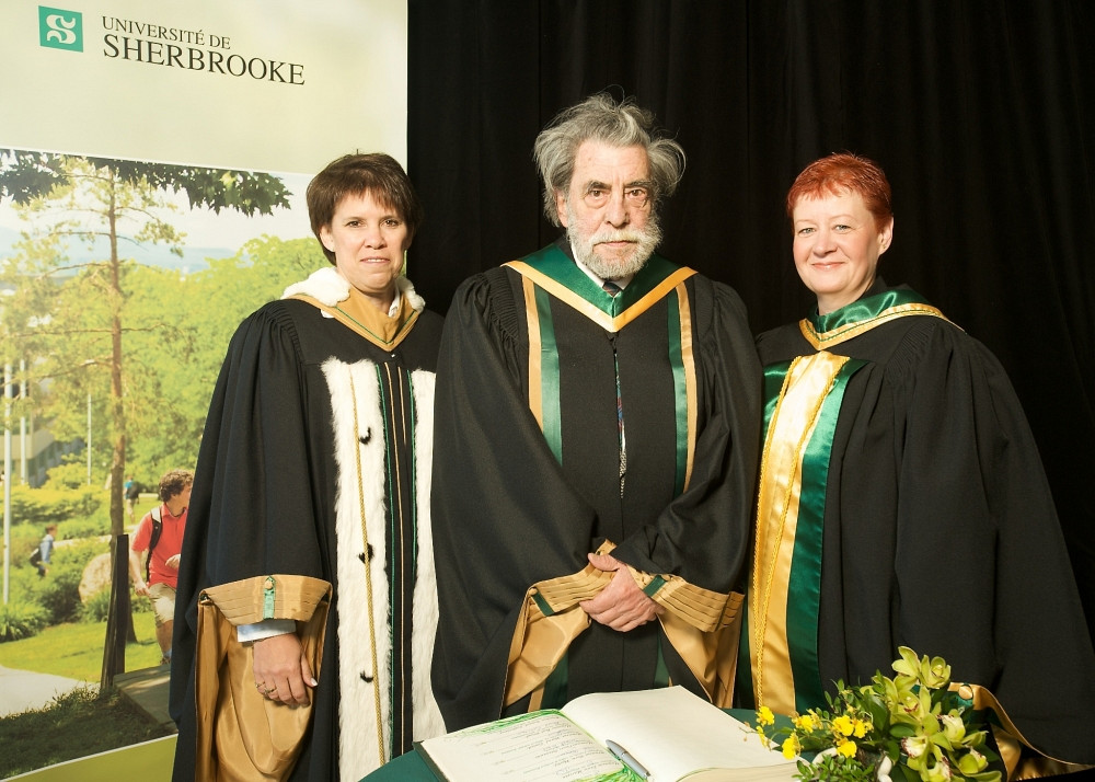 Ronald Sutherland, en compagnie de la rectrice de l'Université de Sherbrooke, Luce Samoisette, et de la doyenne de la Faculté des lettres et sciences humaines, Lynda Bellalite, alors qu'il recevait le titre de professeur émérite en 2009.