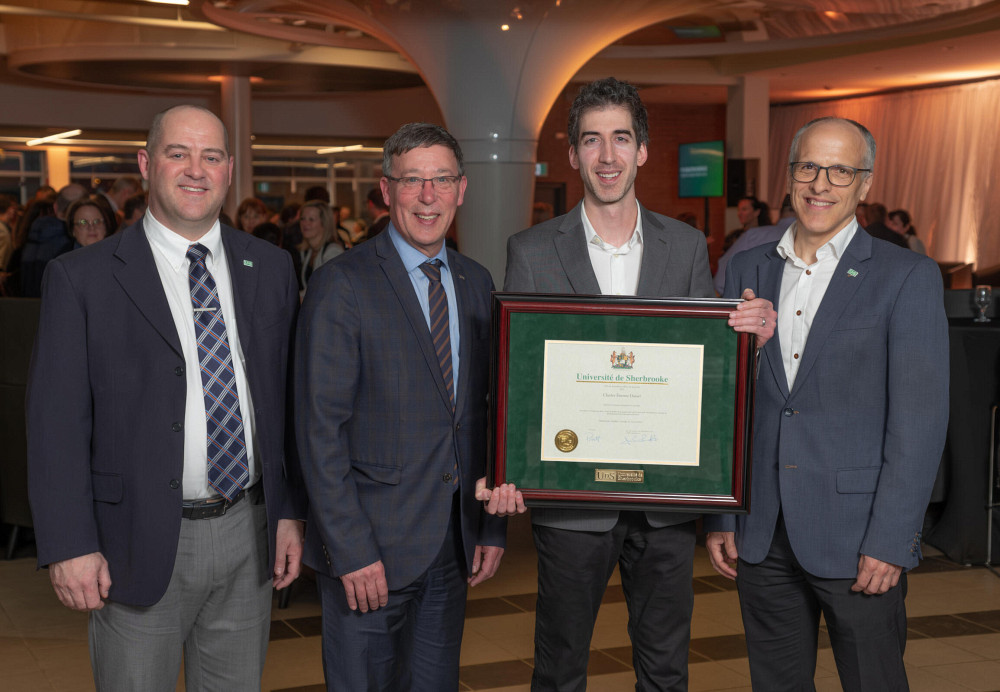Pr Jean-Pascal Lemelin, vice-recteur adjoint,&nbsp;Pr Jean-Pierre Perreault,&nbsp;vice-recteur &agrave; la recherche et aux &eacute;tudes sup&eacute;rieures, Pr Charles-&Eacute;tienne Daniel et Pr Pierre Cossette, recteur.