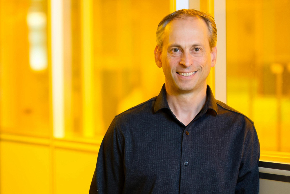 Le Pr Dominique Drouin est cotitulaire de la&nbsp;Chaire de recherche industrielle CRSNG-IBM Canada sur l&rsquo;int&eacute;gration h&eacute;t&eacute;rog&egrave;ne &agrave; haute performance.