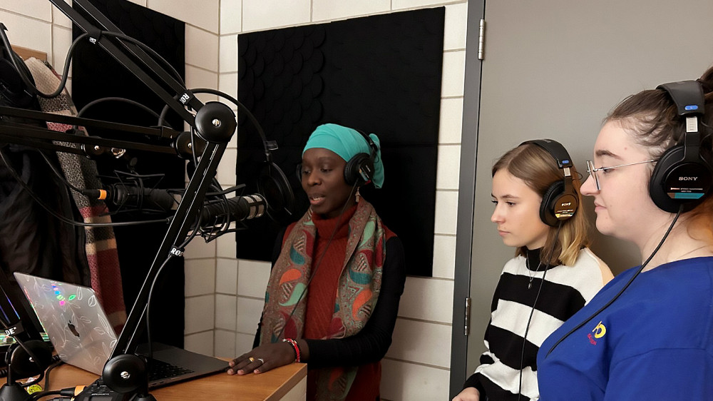 Djamila Ousmane Tinaou a généreusement participé à l'épisode 2, piloté par les étudiantes Élise Rondeau et Amandine de Chanteloup, en prêtant sa voix pour la lecture d'extraits de bell hooks et d'Audre Lorde.