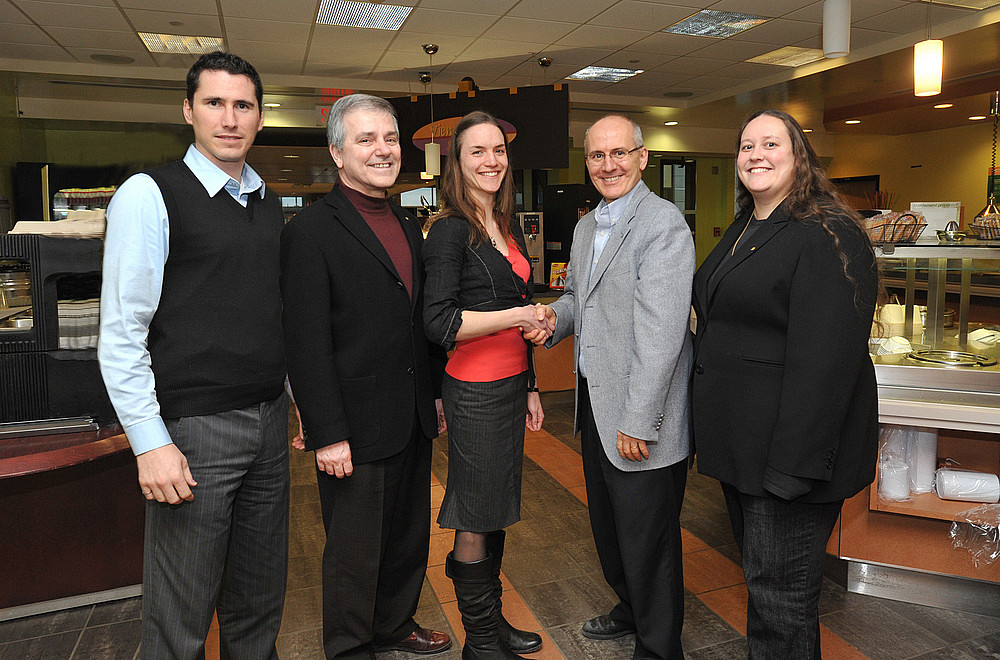 Kristalna Vincent, pr&eacute;sidente de Caf&eacute; CAUS, et le vice-recteur Martin Buteau, au centre, sont entour&eacute;s &agrave; gauche de Hugues Grand'Maison (Services &agrave; la vie&eacute;tudiante) et Jules Chass&eacute; (vice-recteur adjoint), ainsi que de Christelle Lison (vice-pr&eacute;sidente de Caf&eacute; CAUS), &agrave; droite.