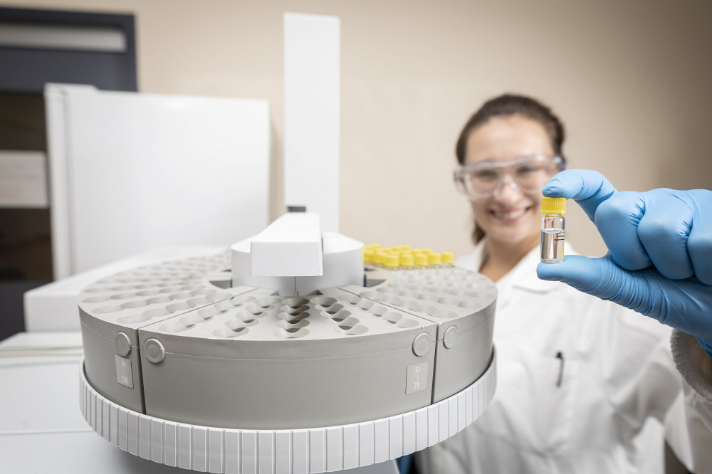 L'Universit&eacute; de Sherbrooke lance un tout nouveau cheminement en sciences analytiques et instrumentales du programme de ma&icirc;trise en chimie.&nbsp;Les chimistes analytiques sont des experts de la pr&eacute;cision.&nbsp;Ces personnes sont charg&eacute;es de concevoir des m&eacute;thodes d'analyse fiables, de valider des m&eacute;thodes analytiques, d&rsquo;interpr&eacute;ter les r&eacute;sultats et de communiquer des conclusions conformes aux normes scientifiques et l&eacute;gales.