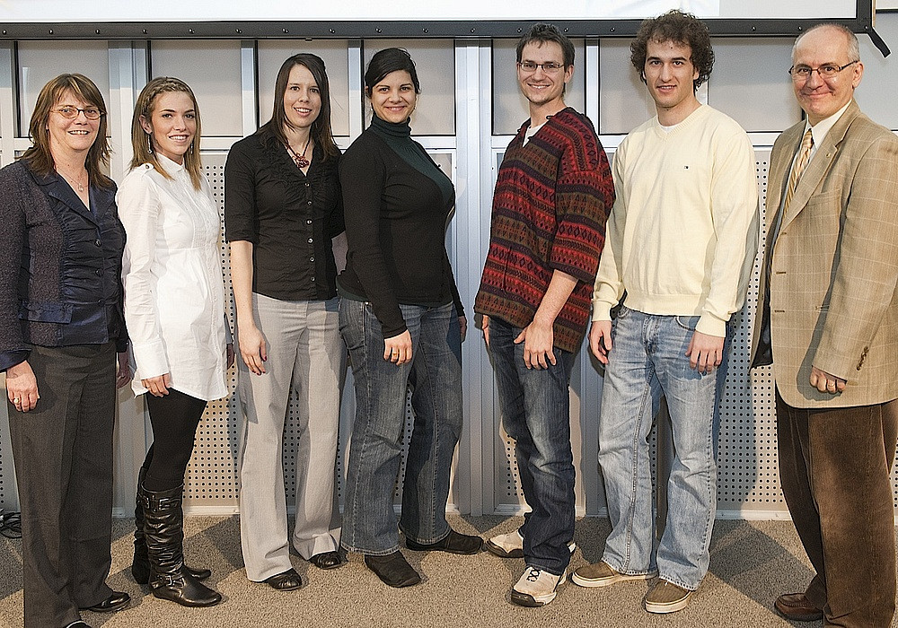 Les r&eacute;cipiendaires de la m&eacute;daille du Lieutenant-gouverneur du Qu&eacute;bec posent en compagnie de Martin Buteau, vice-recteur, et de Lise Grenier, directrice des Services &agrave; la vie &eacute;tudiante : &Eacute;milie Duquette, Annie-Claude Rousseau, Val&eacute;rie Terriault, Benjamin Ouellet, Guillaume Poirier, Guillaume Rivard (absent de la photo)