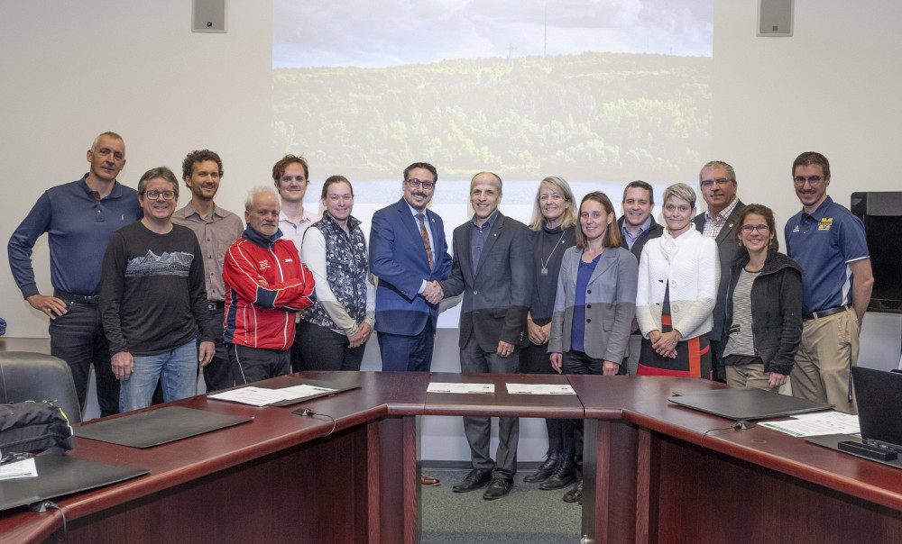 Le maire de la Ville de Sherbrooke, Steve Lussier et le recteur de l'Université de Sherbrooke, Pierre Cossette, étaient entourés des représentants des différents groupes d’usagers du parc du Mont-Bellevue à l'occasion de la signature de l'entente.