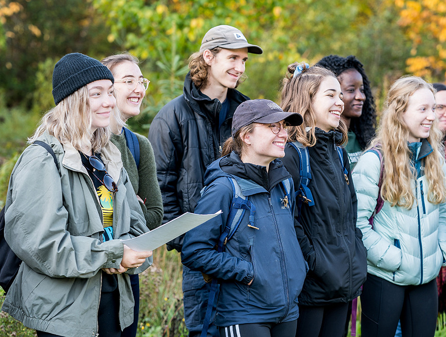Un groupe étudiant du baccalauréat en études de l'environnement lors d'une sortie terrain. Il écoute les consignes de l'activité d'observation du site naturel qu'il s'apprête à visiter.