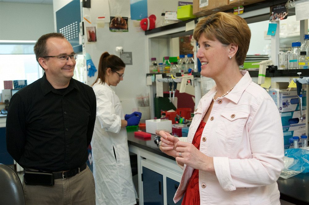 Le professeur François-Michel Boisvert a eu l'occasion de faire visiter son laboratoire situé au Pavillon de recherche appliquée sur le cancer à la ministre Marie-Claude Bibeau.