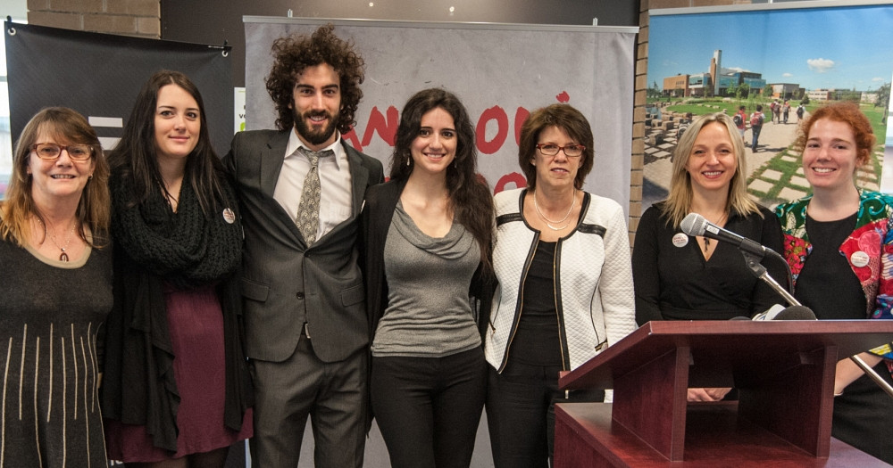 Quelques personnes engag&eacute;es dans le mois de la pr&eacute;vention des agressions sexuelles&nbsp;: Lise Grenier (SVE), &nbsp;Catherine Dub&eacute; (FEUS), Rodrigue Turgeon (FEUS), M&eacute;lanie Lemay (FEUS et Aequitas Sherbrooke), la rectrice Luce Samoisette, la professeure Genevi&egrave;ve Paquette et Anne Duplantier (REMDUS)