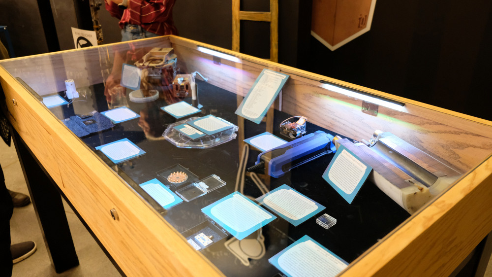 Le mini mus&eacute;e de l'Institut quantique qui pr&eacute;sente une exposition d&rsquo;objets quantiques de toutes sortes, accompagn&eacute;s d&rsquo;une galerie photo r&eacute;alis&eacute;e en collaboration avec le Club Art Nano