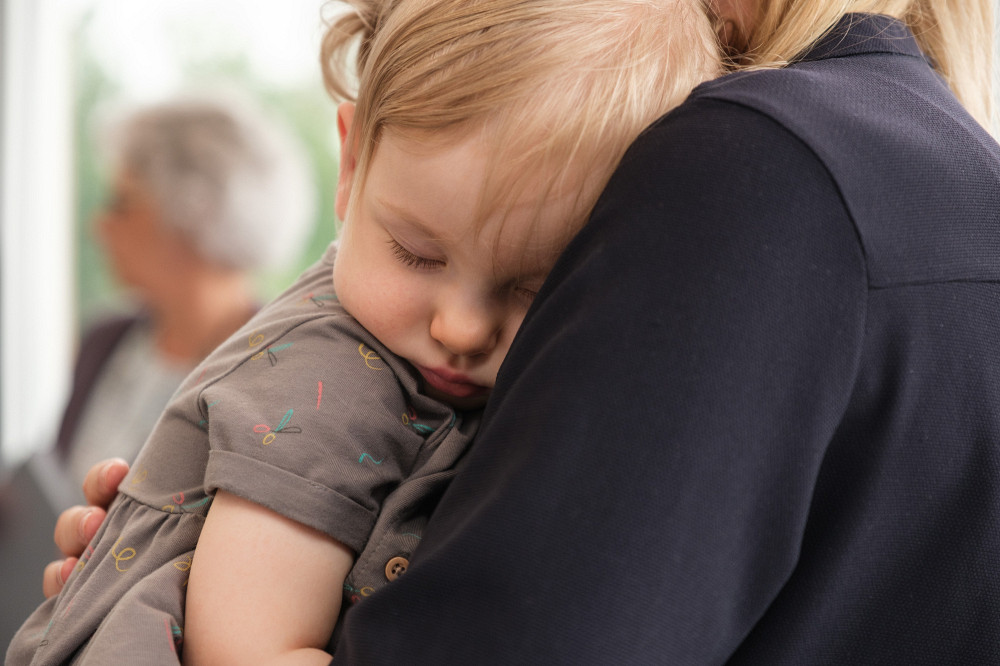 Le congé de maternité atténuerait de manière significative le risque de développer un problème d’anxiété de séparation pendant la petite enfance, selon une récente étude de Gabrielle Garon-Carrier, professeure à l'UdeS.