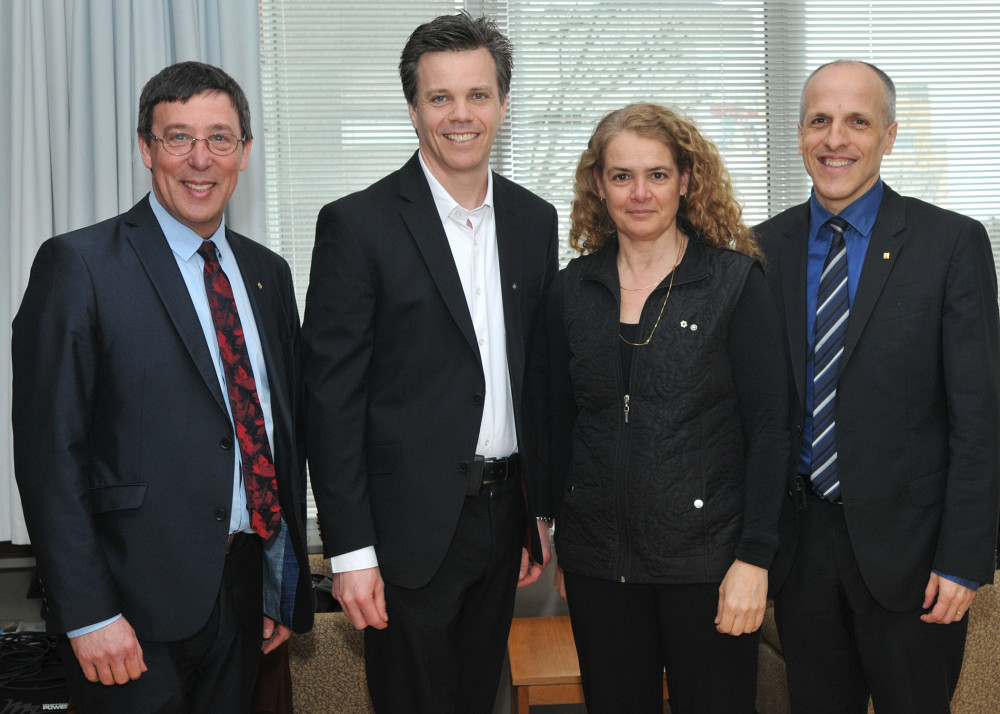 Pr Jean-Pierre Perreault, vice-doyen &agrave; la recherche et aux &eacute;tudes sup&eacute;rieures de la FMSS, le doyen de la Facult&eacute; de g&eacute;nie, Pr Patrik Doucet, madame Julie Payette et le doyen, Pr Pierre Cossette.