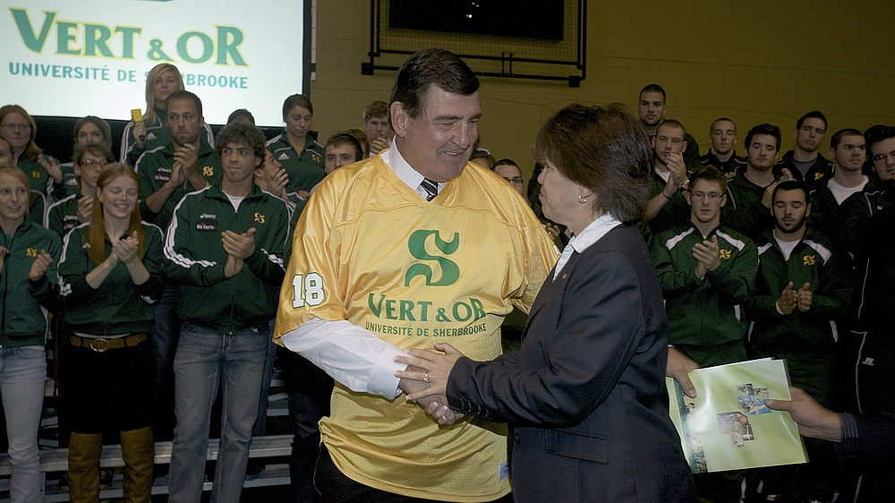 M. Serge Savard apportera &eacute;norm&eacute;ment &agrave; la nouvelle Corporation des &eacute;tudiantes et &eacute;tudiants athl&egrave;tes de l'Universit&eacute; de Shebrooke, souligne la rectrice de l'UdeS, la professeure Luce Samoisette.