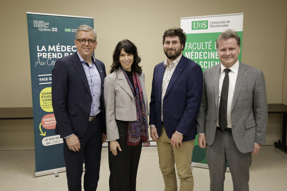 De gauche &agrave; droite :&nbsp;Pr Louis Valiquette, Doyen de la Facult&eacute; de m&eacute;decine&nbsp;et des sciences de la sant&eacute;&nbsp;de l&rsquo;Universit&eacute; de Sherbrooke,&nbsp;Jacinthe Cloutier, PDGA du CIUSSS MCQ,&nbsp;Dr Simon Coiteux&nbsp;directeur, m&eacute;dical du GMF-U de Drummondville au CIUSSS MCQ,&nbsp;Dr Patrick Cossette, pr&eacute;sident de la CDFM et doyen de la Facult&eacute; de m&eacute;decine de l&rsquo;UdeM.