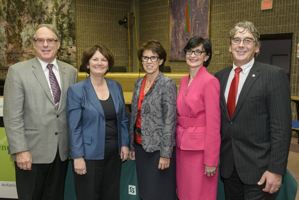 Me Jean Lambert, Me Diane Bruneau, la rectrice de l'Universit&eacute; de Sherbrooke et dipl&ocirc;m&eacute;e en droit notarial, Pre Luce Samoisette, Me Lucie Thibodeau et Me Maurice Par&eacute;.
