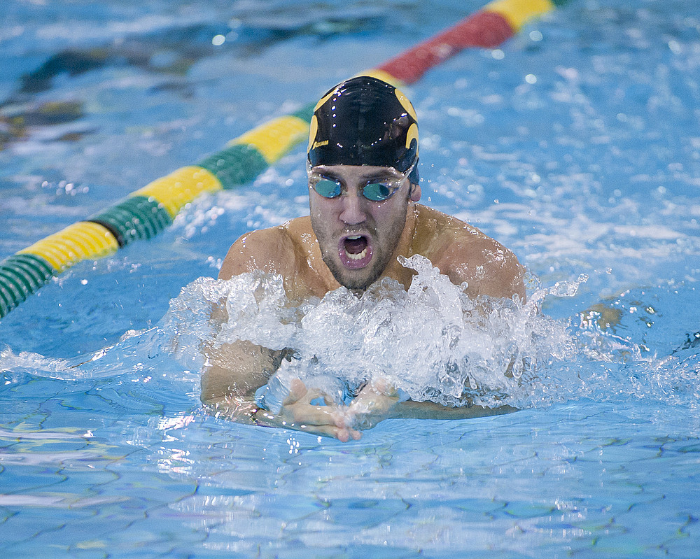 Antoine Lamoureux-Auclair a remporté une médaille de bronze au championnat de natation du Réseau du sport étudiant du Québec.
