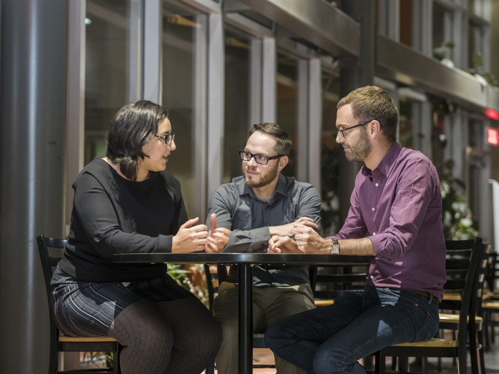 Safa Ben Saad, chercheure postdoctorale, et Daniel Chevalier, doctorant en &eacute;tudes du religieux contemporain, en compagnie du titulaire de la Chaire, David Koussens.