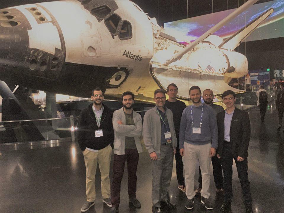 L’équipe qui a fièrement représenté le 3IT à la conférence PowerMEMS, devant la navette spatiale Atlantis. Ils ont présenté les plus récentes avancées sur des micro moteurs Stirling, des micro turbines sur puce, des matériaux poreux pour les électrodes de batteries et des microréacteurs solaires pour faire de l’hydrogène,