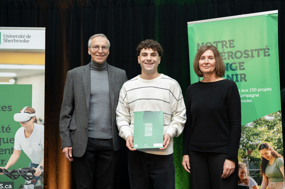 Remise officielle de la bourse Jean Lussier pour un stage en milieu communautaire.Sur la photo : monsieur Jean Lussier et madame Sylvie Grenier (donateurs), Maxime bourgeois (stagiaire).