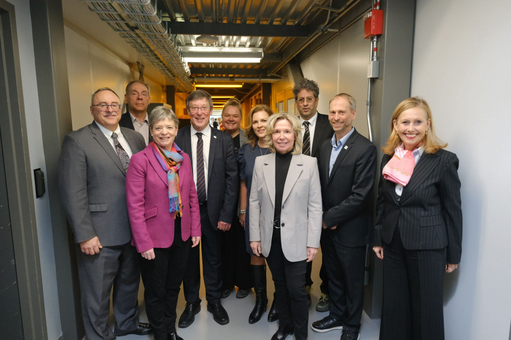 &Agrave; partir de la gauche : Sylvain Charbonneau, PDG, FCI; Paul Charette, directeur scientifique, 3IT; &Eacute;lisabeth Bri&egrave;re, d&eacute;put&eacute;e f&eacute;d&eacute;rale de Sherbrooke; Jean-Pierre Perreault, recteur, UdeS; Anne Lessard, vice-rectrice &agrave; la recherche, UdeS; Genevi&egrave;ve H&eacute;bert, d&eacute;put&eacute;e provinciale de Saint-Fran&ccedil;ois; Martine Biron, ministre de l'Enseignement sup&eacute;rieur; Karim Bardeesy, secr&eacute;taire parlementaire de la ministre de l&rsquo;Industrie; Dominique Drouin, chercheur principal, 3IT; et Monique Leroux, pr&eacute;sidente du CA de l&rsquo;UdeS.