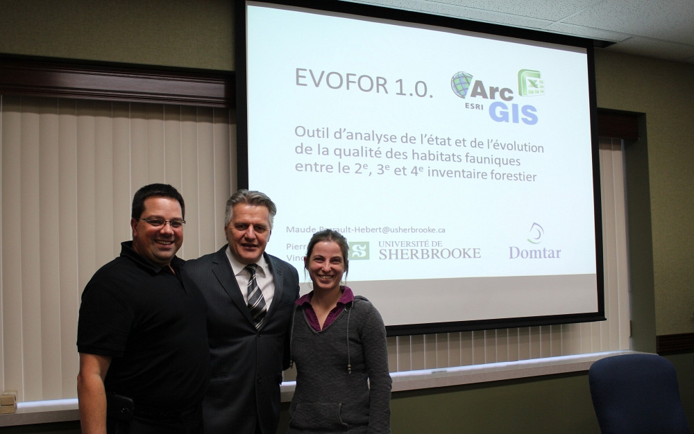Patrick Cartier (Domtar), Laurent Lessard, ministre des For&ecirc;ts, de la Faune et des Parcs, et Maude Perrault-H&eacute;bert, finissante en g&eacute;omatique appliqu&eacute;e.