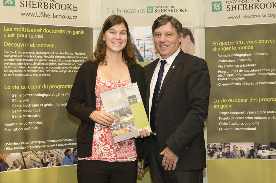 Myriam Caron St-Pierre, représentante de l'équipe GCIUS, a reçu une bourse de 2200 $ de la catégorie Alizée des mains du doyen de la Faculté, Pr Gérard Lachiver