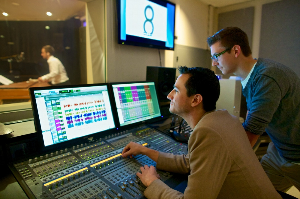 Samuel Desrosiers et Robin Girard, étudiants en musique interactive, travaillant à la console