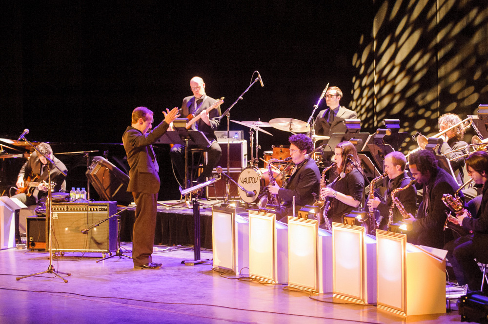 Pr Michel Lambert lors du passage de l'artiste John Pizzarelli en 2014.