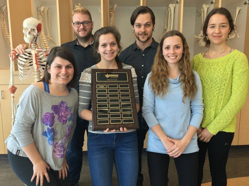 De gauche &agrave; droite, diff&eacute;rents membres du comit&eacute; ex&eacute;cutif de l&rsquo;AGER : Lorie Comtois (Secr&eacute;taire) - Fr&eacute;d&eacute;rick Fournier (VP repr&eacute;sentant &agrave; la FEUS) - V&eacute;ronique Thivierge (Tr&eacute;sori&egrave;re) - Antoine Laram&eacute;e (VP &agrave; la vie &eacute;tudiante et Coordonnateur de la collecte de sang de la FMSS) - Laurie-Anne Pelletier (VP aux affaires acad&eacute;miques en ergoth&eacute;rapie) - Kimberly Borwick (VP au d&eacute;veloppement durable).