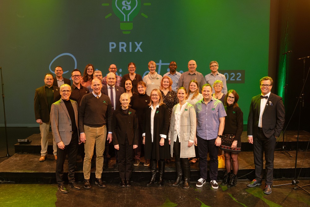 L'ensemble des lauréates et lauréats des Prix Inspiration 2022, avec le recteur Pierre Cossette et le vice-recteur aux ressources humaines Patrik Doucet.