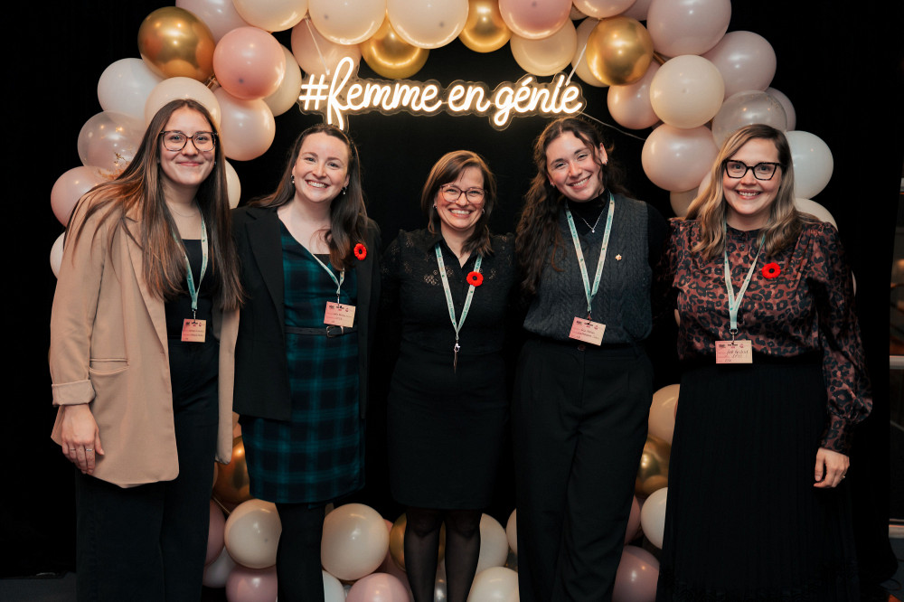Miranda St-Laurent, Jo&euml;lle Pelletier-Nolet, la professeure &Egrave;ve Langelier, L&eacute;a Mathieu etJade Brodeur. (Absente sur la photo : la professeure Fatima Bousadra)