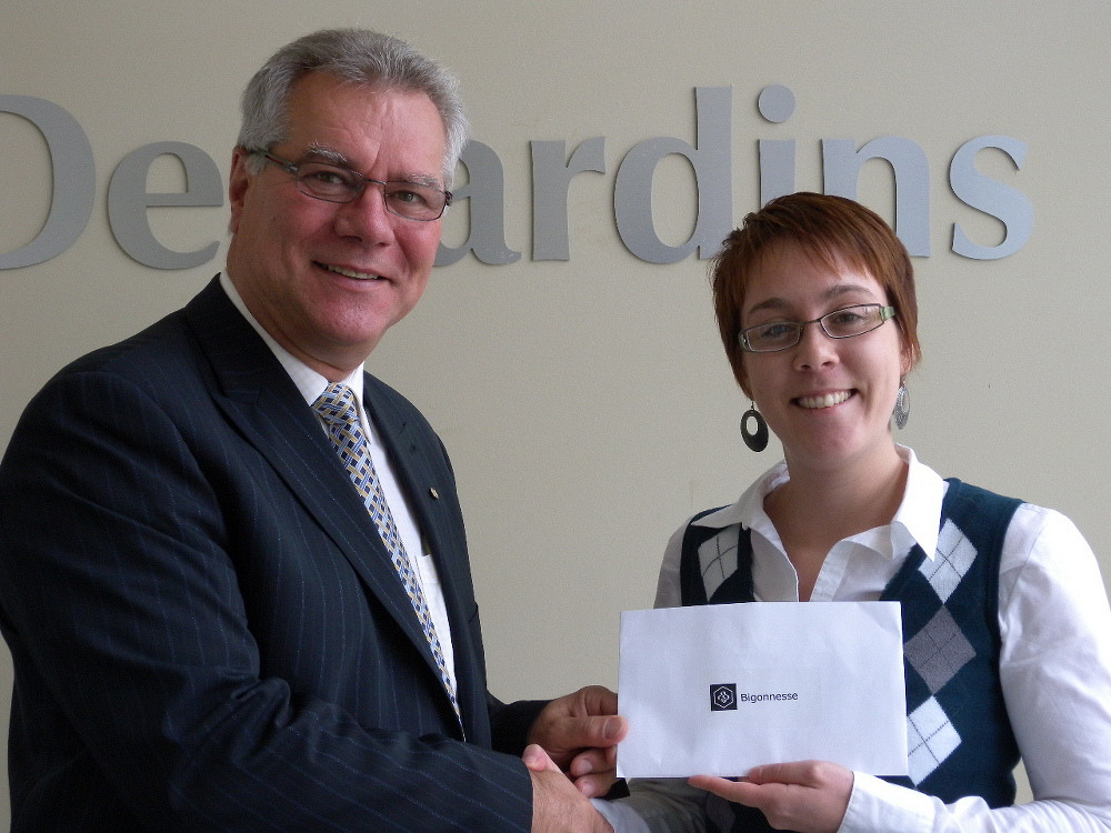 Catherine Bigonnesse reçoit sa bourse Fondation Desjardins – Desjardins Sécurité financière de Patrice Breton, directeur général, Caisse Desjardins Mont-Bellevue à Sherbrooke.