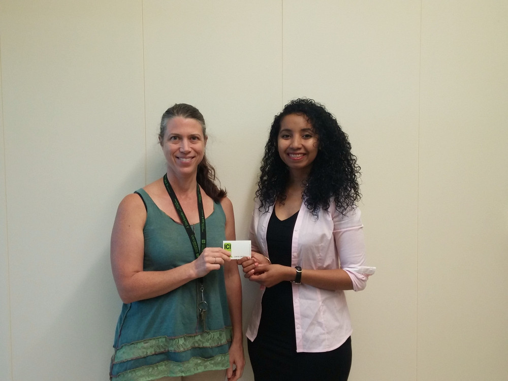 Mme Hantaniaina Vatosoa Rehala, gagnante (&agrave; droite) et Mme Karine Couture, directrice de la Biblioth&egrave;que de droit et du Carrefour de l'information de Longueuil