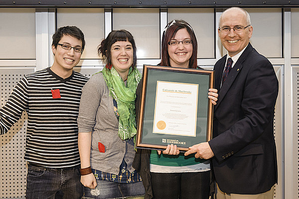 Jessica Gaouette re&ccedil;oit le Prix Solidarit&eacute; des mains de Martin Buteau, vice-recteur aux ressources humaines et &agrave; la vie &eacute;tudiante, en compagnie de Nicolas Jourdain et Val&eacute;rie Lusignan, &eacute;tudiants.