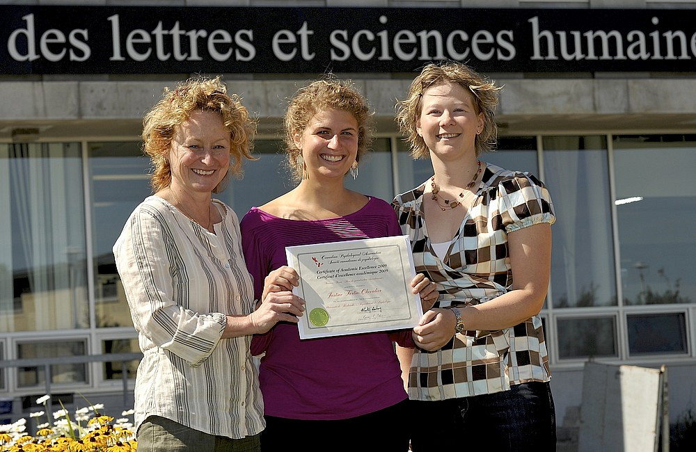 Justine Fortin-Chevalier, au centre, étudiante au baccalauréat en psychologie a reçu le Certificat d'excellence académique de la Société canadienne de psychologie. Elle est entourée de Jeannette Leblanc, directrice du Département de psychologie et la professeure Audrey Brassard.
