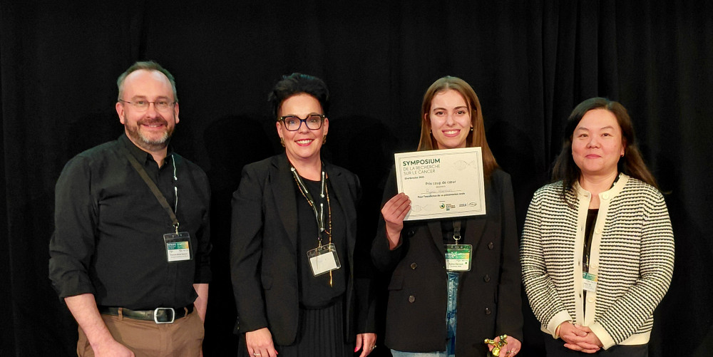 La doctorante Ryma Haroun fut doublement r&eacute;compens&eacute;e en recevant le Prix coup de c&oelig;ur et le 1er&nbsp;Prix pour l&rsquo;excellence de sa pr&eacute;sentation orale. De gauche &agrave; droite : Fran&ccedil;ois-Michel Boisvert, directeur scientifique de l&rsquo;IRCUS, Marie-Andr&eacute;e Quirion, survivante du cancer et membre du comit&eacute; ex&eacute;cutif de l&rsquo;IRCUS, Ryma Haroun, &eacute;tudiante au doctorat dans le laboratoire du professeur-chercheur de l&rsquo;IRCUS Ayman Oweida, et Lee-Hwa Tai, directrice de l&rsquo;axe Cancer du CRCHUS et professeure-chercheuse &agrave; l&rsquo;IRCUS.