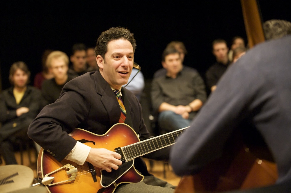 John Pizzarelli lors de son passage à l'École de musique de l'UdeS.