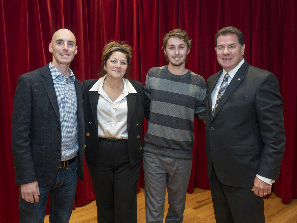 Le directeur de l'&Eacute;cole de musique, Andr&eacute; Cayer, la doyenne de la Facult&eacute; des lettres et sciences humaines, Anick Lessard ainsi que M. Martial Carbonneau co-initiateur du fonds ont remis une bourse de 2000 $ &agrave; Jean-Christophe Duhamel.