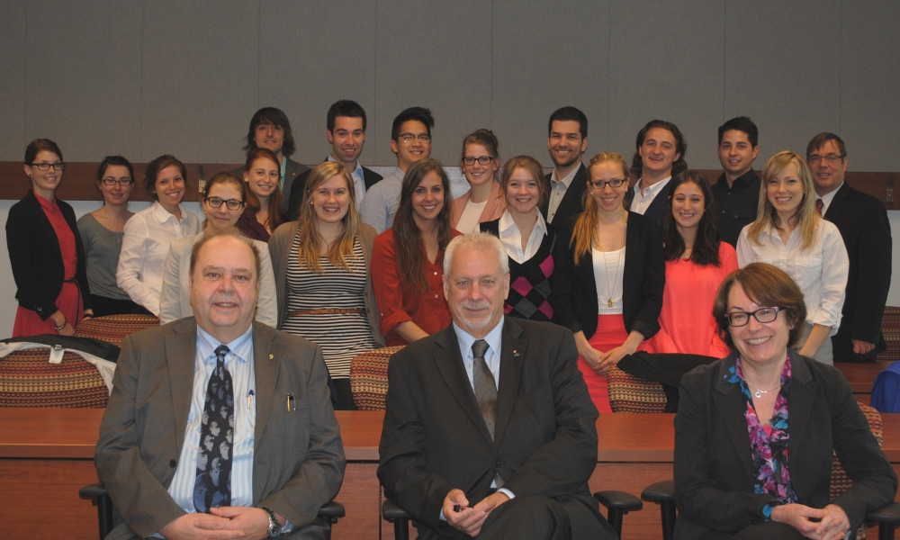 Le professeur Michel P&eacute;russe, Pierre Marc Johnson, la professeure Catherine Parissier et les &eacute;tudiantes et &eacute;tudiants en marketing