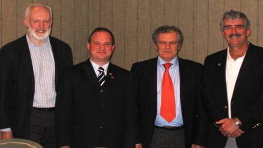 Les nouveaux dirigeants élus au conseil de direction 2009-2010 de l'IOHA : le secrétaire-trésorier, M. Hugh L. Dalrymple (Royaume-Uni), le président désigné, M. Luc Hamelin (Canada), le président, Dr Danilo Cottica (Italie) et l'ancien président, M. Tom G. Grumbles (États-Unis).
