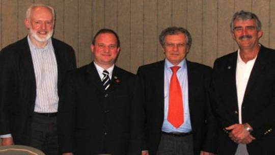 Les nouveaux dirigeants &eacute;lus au conseil de direction 2009-2010 de l'IOHA : le secr&eacute;taire-tr&eacute;sorier, M. Hugh L. Dalrymple (Royaume-Uni), le pr&eacute;sident d&eacute;sign&eacute;, M. Luc Hamelin (Canada), le pr&eacute;sident, Dr Danilo Cottica (Italie) et l'ancien pr&eacute;sident, M. Tom G. Grumbles (&Eacute;tats-Unis).