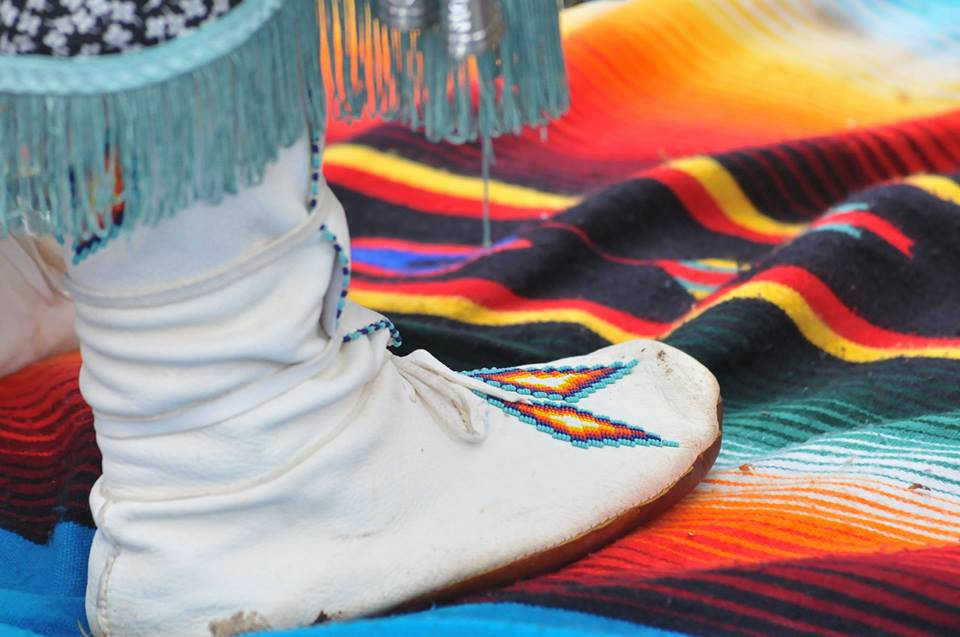 L'Exercice des couvertures remet en contexte l'histoire des autochtones au Canada.