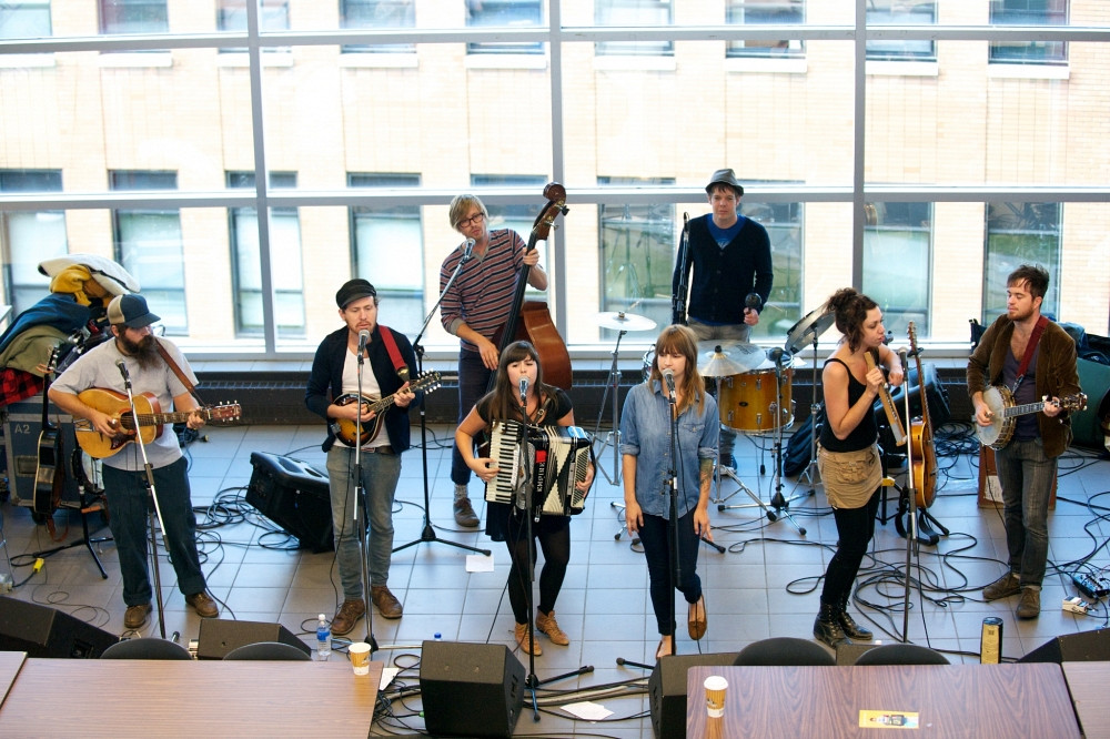 Le groupe Canailles &eacute;tait en spectacle &agrave; la caf&eacute;t&eacute;ria du Pavillon multifonctionnel, en septembre 2012, dans le cadre de la s&eacute;rie Arri&egrave;re Cours.